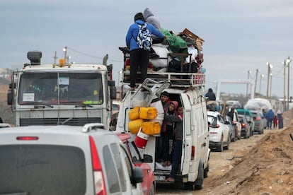 Una multitud de vehículos esperan cruzar un puesto de control cerca de la ciudad de Gaza, este domingo. 