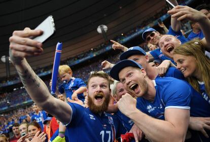 Aron Gunnarsson se saca un selfie tras la histórica clasificación.