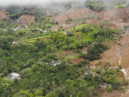 Captura de pantalla de un video que muestra el deslizamiento de tierra ocurrido en la vía Popayán - Pasto.