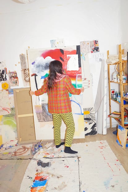 Pereiro mueve una de sus obras en su casa-estudio.