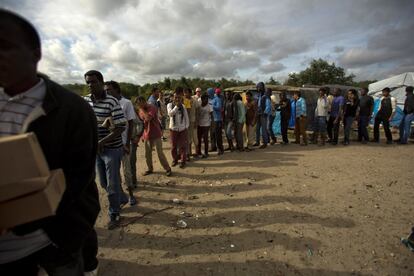 El Gobierno francés ha habilitado un centro de acogida junto a este campamento chabolista, en el que distribuyen una comida diaria a los inmigrantes.