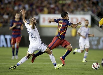 Leonardo trata de frenar a Rafinha.