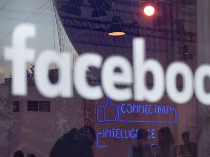 El logo de Facebook en Berl&iacute;n en febrero pasado. 