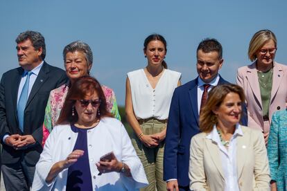 La ministra de Igualdad, Irene Montero (centro), durante la foto de familia, en el marco de la reunión del Colegio de Comisarios de la UE. 