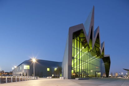 Abierto en 2011 y proyectado por Zaha Hadid, el diseño del museo del transporte Riverside recuerda una ola para simbolizar la relación entre Glasgow y la industria marítima.