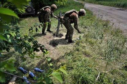 Artem y Serguéi lanzan un mortero hacia posiciones rusas en el frente de Zaporiyia.