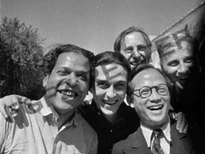 Los escritores cubanos Nicolás Guillén y Pita Rodríguez, el chino Se-U, el noruego Nordahl Grieg y el danés Sigvard Lund, durante la visita de los intelectuales al frente de Guadalajara, en julio de 1937.