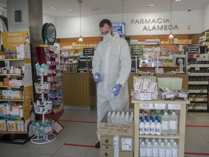 Un farmacéutico en una farmacia en Sevilla que ofrece productos de higiene y prevención contra el coronavirus.