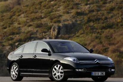 Los trazos fluidos del C6 crean una línea elegante que integra bien la zaga. En el frontal destaca la nueva parrilla de Citroën, con dos listones cromados que reproducen el escudo (los <i>chevrones)</i> de la marca.