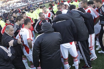 Los jugadores del River Plate muestran su pesar tras perder ante el Belgrano la eliminatoria por seguir en Primera.