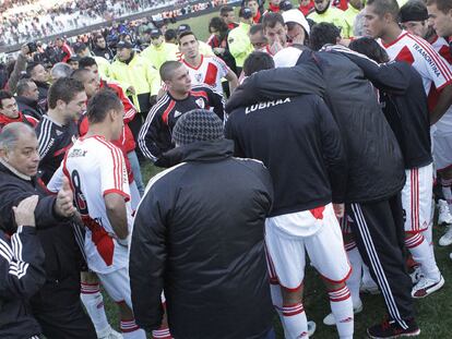 Los jugadores del River Plate muestran su pesar tras perder ante el Belgrano la eliminatoria por seguir en Primera.