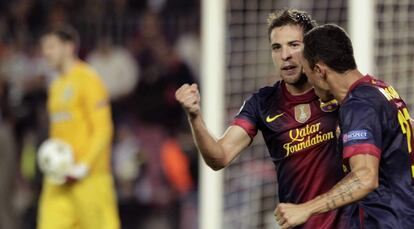 El defensa del FC Barcelona Jordi Alba celebra su gol, segundo de su equipo.