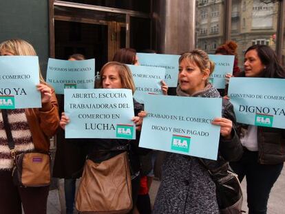 Trabajadores del sector del convenio en protesta por la negociaci&oacute;n de su convenio.