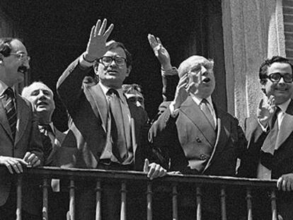 Enrique Tierno, tercero por la derecha, primer alcalde democrático desde 1939, habla desde el balcón de la plaza de la Villa.