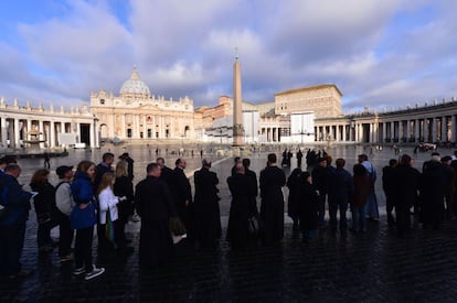 Cientos de fieles han empezado a congregarse delante del Vaticano.