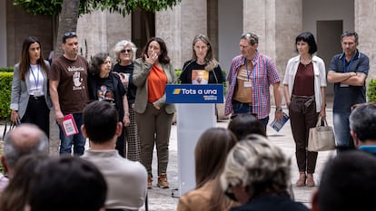 Los representantes de diferentes asociaciones el pasado jueves, tras la reunión con Pedro Sánchez, con la presidenta de la Asociación de Víctimas Mortales DANA 29-O, Rosa Álvarez, en el centro, en su turno de palabra.