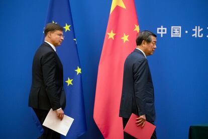 El Vicepresidente Ejecutivo de la Comisión Europea y Comisario de Economía y Comercio, Valdis Dombrovskis (izq.), y el Viceprimer Ministro de China, He Lifeng, tras su reunión en Pekín, China, el 25 de septiembre de 2023