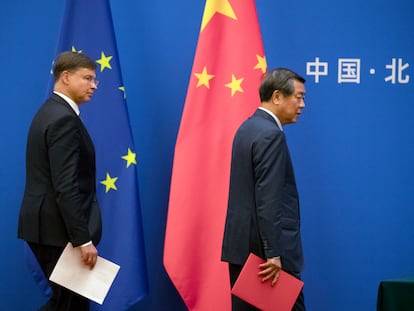 El Vicepresidente Ejecutivo de la Comisión Europea y Comisario de Economía y Comercio, Valdis Dombrovskis (izq.), y el Viceprimer Ministro de China, He Lifeng, tras su reunión en Pekín, China, el 25 de septiembre de 2023