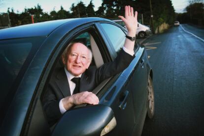 Michael D. Higgins saluda tras depositar su voto en un colegio de Galway, Irlanda, el jueves.