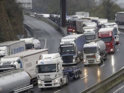 Camiones en la autopista AP-8 en el País Vasco.