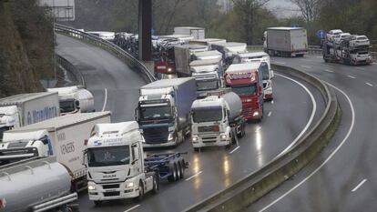 Camiones en la autopista AP-8 en el País Vasco.