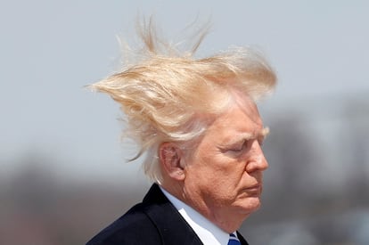 Donald Trump embarca en el avión presidencial.