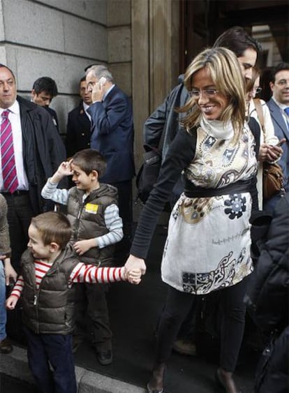 La nueva ministra de Defensa, Carme Chacón, ayer en el Congreso acompañada por sus sobrinos.