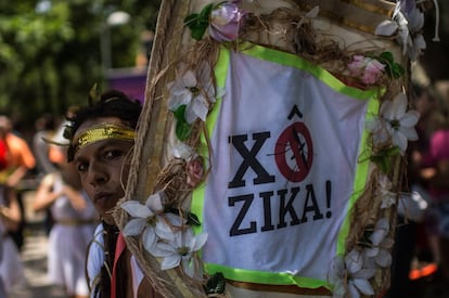 O zika vírus, em forma de bandeira, aparece no primeiro desfile de carnaval com tema olímpico no Rio.