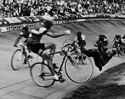 El ciclista André Darrigade choca en 1958 contra un empleado que invadió la pista del Parque de los Príncipes