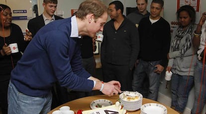 Guillermo de Inglaterra, segundo en la línea de sucesión al trono británico, ha admitido que la cocina no es su fuerte, y que algo tan sencillo como freír un huevo puede crearle un verdadero quebradero de cabeza, durante su visita a la sede de la organización benéfica Centrepoint. El príncipe ha participado allí en la en la preparación de un desayuno tradicional inglés a base de huevos, beicon y salchichas. Blandiendo un cuchillo, Guillermo también fue el encargado de cortar la tarta con la que han celebrado el cuadragésimo aniversario de la organización de caridad. Guillermo ha calificado la visita de "gratificante" y ha prometido seguir prestando apoyo "en el futuro inmediato" a la institución, una de las organizaciones benéficas favoritas de su madre, la fallecida princesa Diana de Gales.