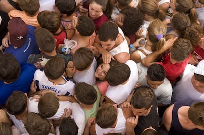 Petits, joves i grans participen de la festa, on les aglomeracions són inevitables.