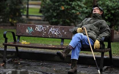 Un hombre descansa en un parque de Oviedo