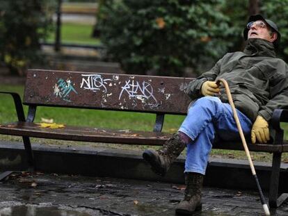 Un hombre descansa en un parque de Oviedo