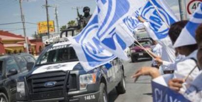 Una patrulla de la Polic&iacute;a Federal junto a simpatizantes del PAN. 