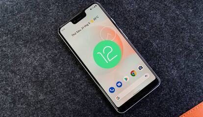 Smartphone con Android 12 instalado.