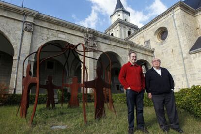 Los párrocos Mendo y Rodríguez (derecha), ante el santuario de la Encina, del siglo XV.