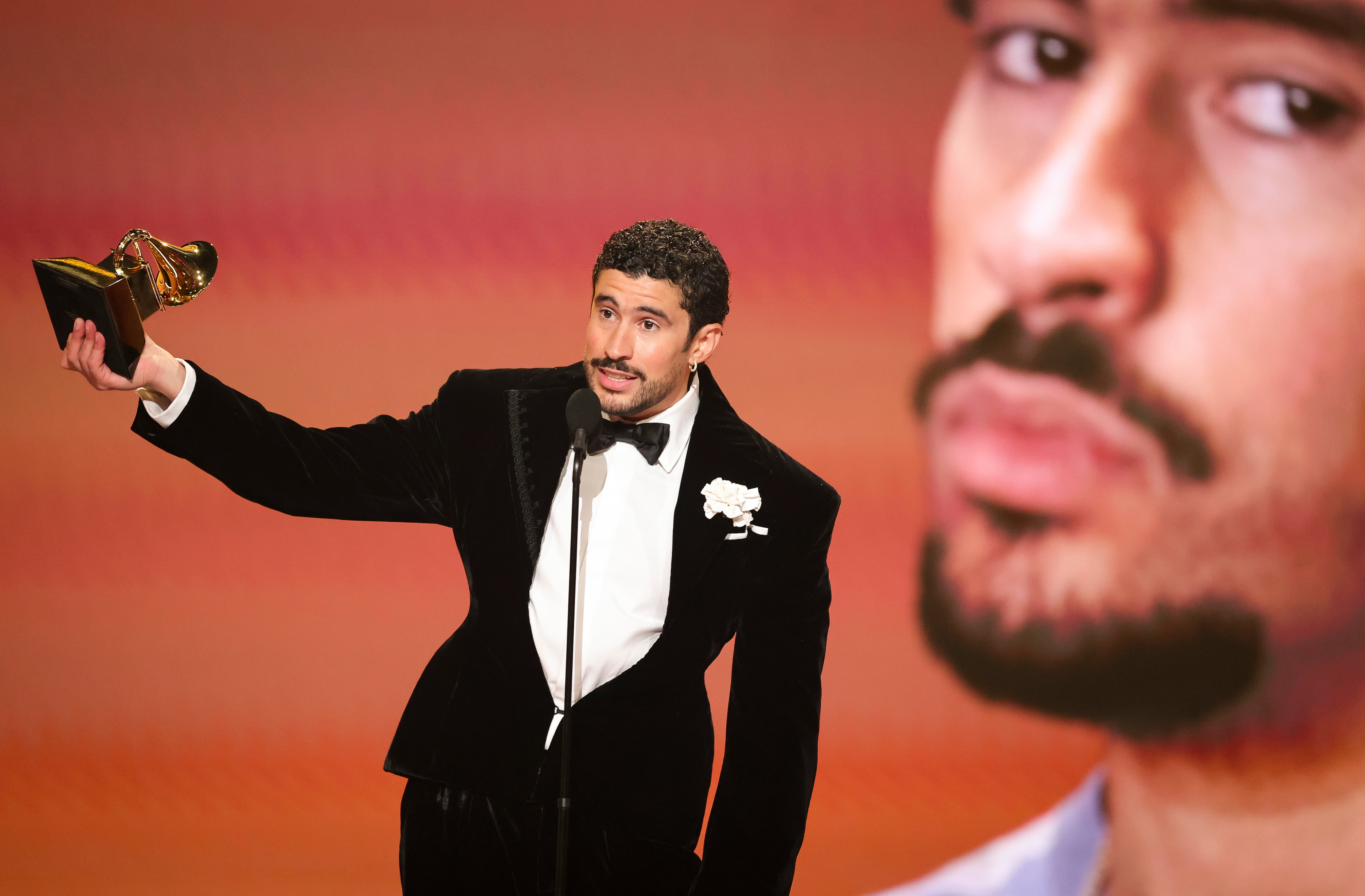 Bad Bunny con corsé: así es el provocativo esmoquin con el que sorprendió el gran triunfador de los Grammy