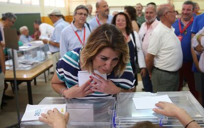 Susana Díaz, secretaria general del PSOE en Andalucía, vota en el colegio electoral Alfares, en Sevilla.
