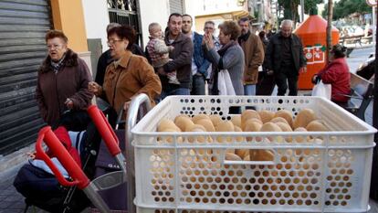 Personas haciendo cola en el horno de Jos&eacute; Navarro en Quart de Poblet (Valencia) para comprar el pan a 20 c&eacute;ntimos.  