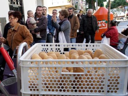 Personas haciendo cola en el horno de Jos&eacute; Navarro en Quart de Poblet (Valencia) para comprar el pan a 20 c&eacute;ntimos.  