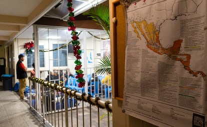 Un migrante venezolano en conversa con otros compatriotas en a sala de espera de la Casa del Migrante, de Ciudad de Guatemala, en enero de 2024.