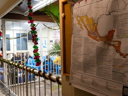 Un migrante venezolano en conversa con otros compatriotas en a sala de espera de la Casa del Migrante, de Ciudad de Guatemala, en enero de 2024.