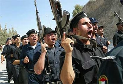 Policías palestinos cantan mientras se dirigen a patrullar las calles de Belén, tras la retirada israelí.