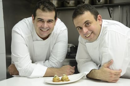 Jonathan y Juan Carlos Padrón (a la derecha), en el restaurante El Rincón de Juan Carlos, en Tenerife.