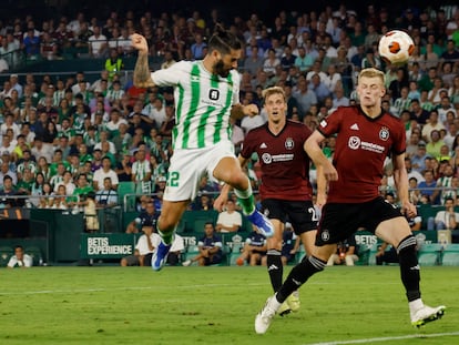 Isco remata de cabeza para hacer el gol del triunfo del Betis ante el Sparta.