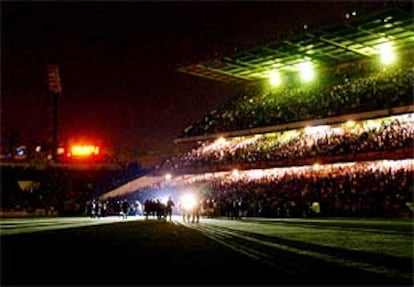 Visión de las gradas del estadio Ruiz de Lopera el sábado por la noche durante uno de los apagones. PLANO GENERAL