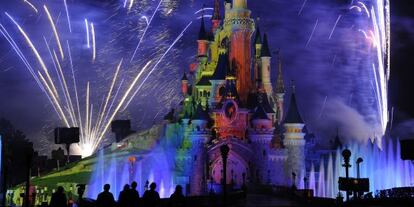Imagen de un espectáculo nocturno en el parque Disneyland de París.