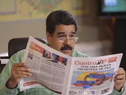 Maduro lê um jornal pró-Governo durante seu programa de TV.