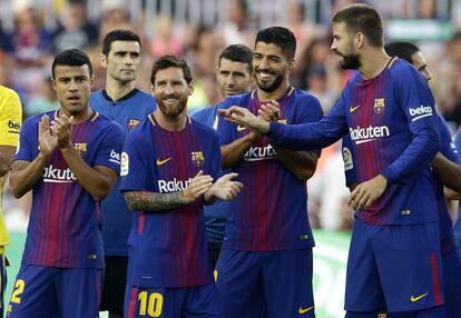 Jogadores do Barcelona aplaudem o time da Chapecoense, pouco antes do amistoso no Camp Nou, nesta segunda-feira. No primeiro plano da imagem: Lionel Messi, Gerard Pique, Luis Suarez.