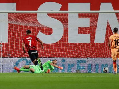 Mallorca's Kosovar forward Vedat Muriqi (L) celebrates scoring his team's first goal during the Spanish League football match between RCD Mallorca and Atletico de Madrid at the Visit Mallorca stadium in Palma de Mallorca on November 9, 2022. (Photo by JAIME REINA / AFP)